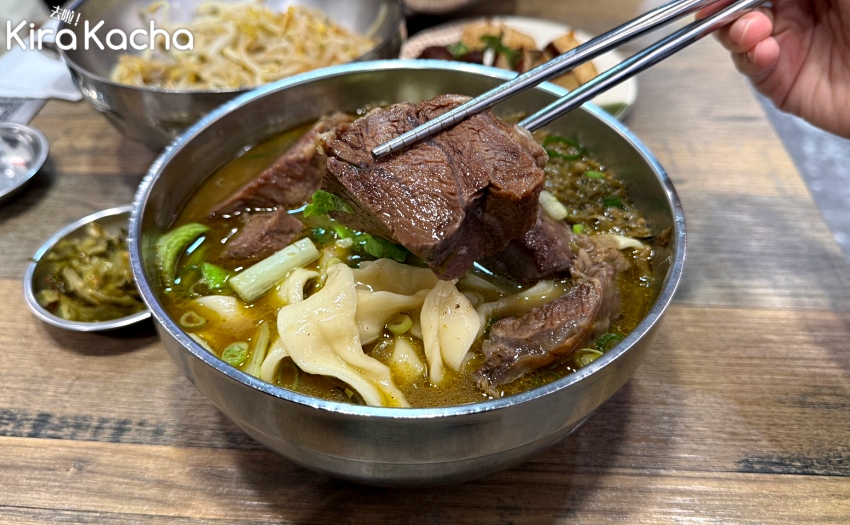 劍潭平價牛肉麵推薦,王艇長酢醬麵紅白兩色湯頭濃郁,老饕大推。