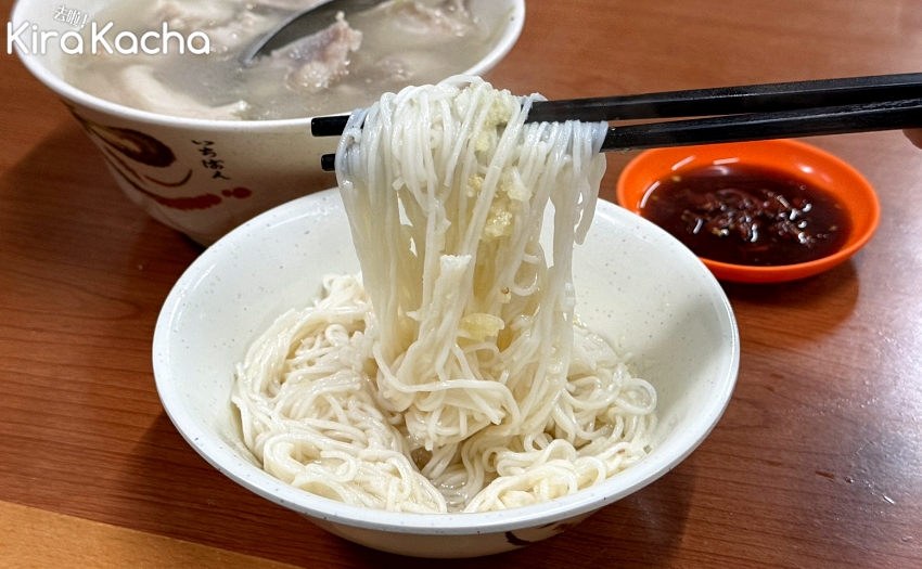迪化街隱藏版美食，慈聖宮許仔豬腳麵線，Q彈腿庫與蒜味麵線的絕配。