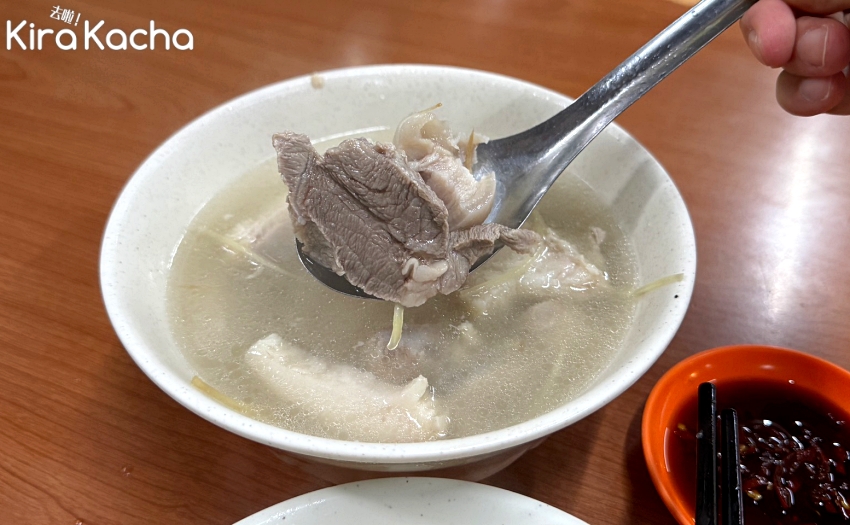 老台北人的台式早午餐，大稻埕慈聖宮許仔豬腳，清燉白湯免費續加。