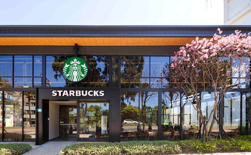 星巴克林口文化北門市新開幕。走進森林玻璃盒品味富士櫻浪漫氛圍