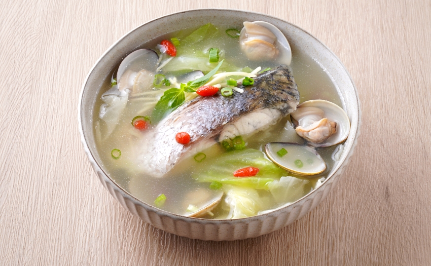 為了慶祝正式開幕，銀角酒場雙連店規畫了多重優惠 。從3月15日至4月15日期間，單筆消費滿600元即贈送酥炸鱸魚天婦羅，3人以上同行還加贈指定飲品 。