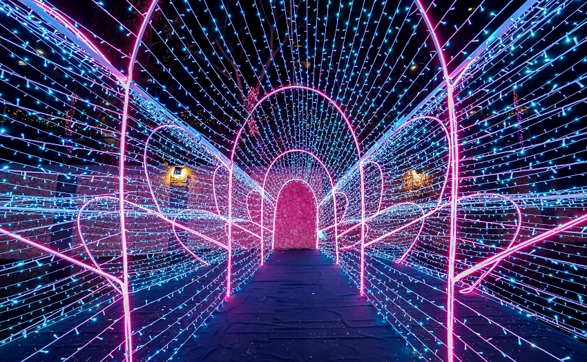 新北市新莊中港大排光雕展今年以「星耀中港」為主題，透過300萬盞LED燈飾與高科技投影，將河廊幻化為絕美星系