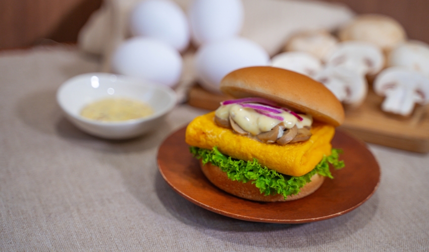摩斯漢堡極上天丼珍珠堡開賣，紅心芭樂系列飲品與法式蕈菇蛋堡打造春夏風味地圖