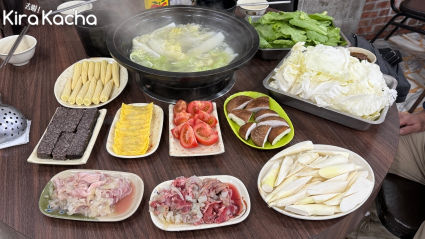 內行人都吃這家!金山福緣火鍋爆炒肉片飄香,加碼在地特產茭白筍超對味。