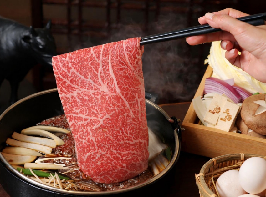 台北晶華三燔壽喜燒日本A5和牛吃到飽，加入APP會員現折1,000元。