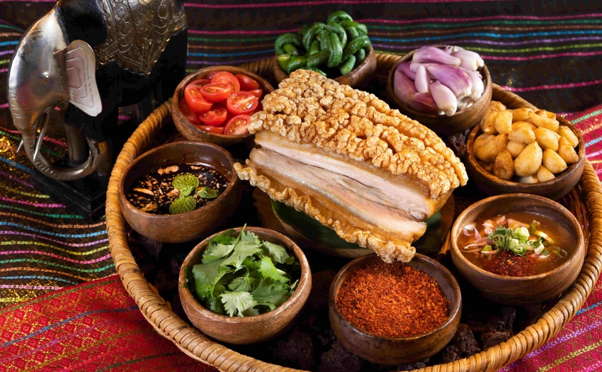 台北泰式海鮮吃到飽推薦，泰市場推泰國夜市脆皮燒肉、船麵與火山排骨，會員享現折優惠