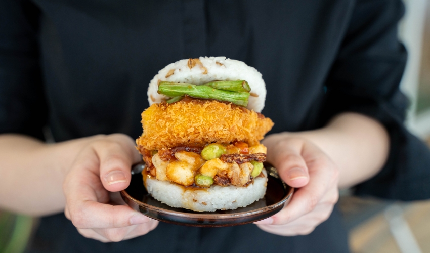 摩斯漢堡極上天丼珍珠堡開賣，紅心芭樂系列飲品與法式蕈菇蛋堡打造春夏風味地圖