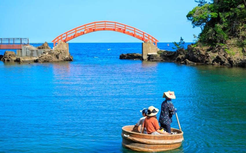 機票成本持續上漲，想聰明消費就要趁這波。易飛旅遊推出暑假親子最高折8000元，歐洲聖誕早鳥折8000元，連單人房都免萬元。想了解完整高CP值行程，歡迎點擊內文分析。