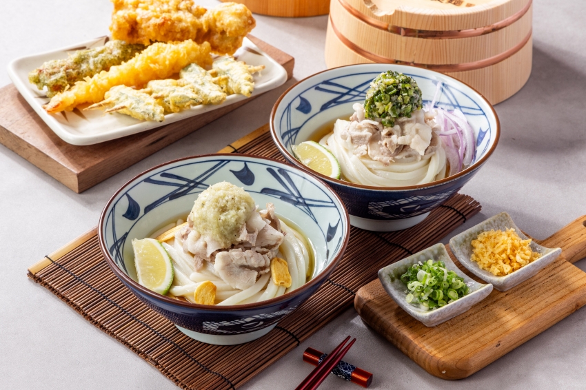丸亀製麵推出夏季限定檸檬豬肉冷麵系列,主打每天新鮮手作、現點現煮的Q彈烏龍冷麵。