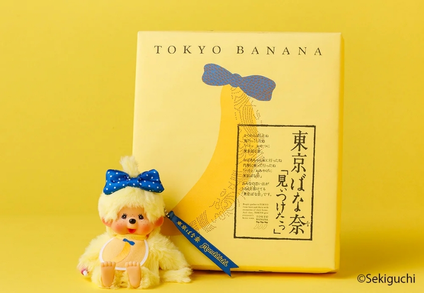 超人氣東京芭娜娜聯名夢奇奇吊飾重磅回歸，頭戴品牌招牌藍色蝴蝶結搭配滿版香蕉圍兜，軟萌吸手手造型讓人一秒融化，是今年必須入手的夢幻日系收藏。