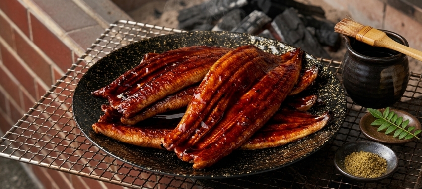萬福屋採用日式七輪炭火セルフ烤肉風格，讓消費者可以親自動手現烤鰻魚，體驗焦香酥脆的口感。