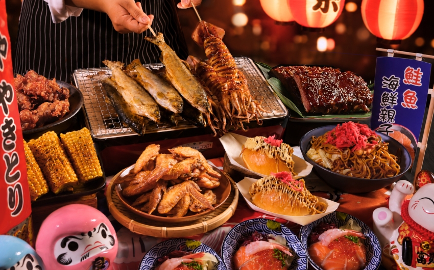 台北晶華酒店栢麗廳即日起推夏祭屋台主題活動,現場備有十數款熱騰騰的日式街邊小吃,讓人不用飛國外就能感受到滿滿的和風祭典氛圍。