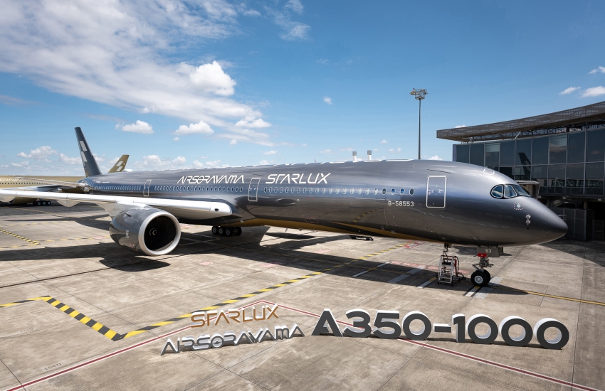 圖為星宇航空與日本藝術家空山基聯名打造的首架彩繪機A350-1000空山銀，機身編號B-58553，完美展現高濃度特殊雲母塗料的冷冽液態金屬質感。