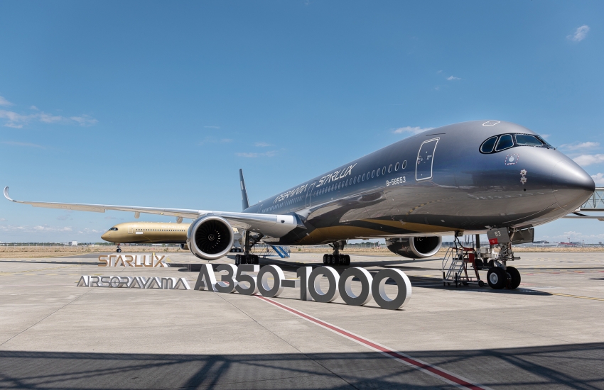 圖為星宇航空A350-1000空山基藝術機，前方為空山銀機身，後方則為首度驚喜同場亮相的空山金，雙機呈現極致的金屬美學工藝。