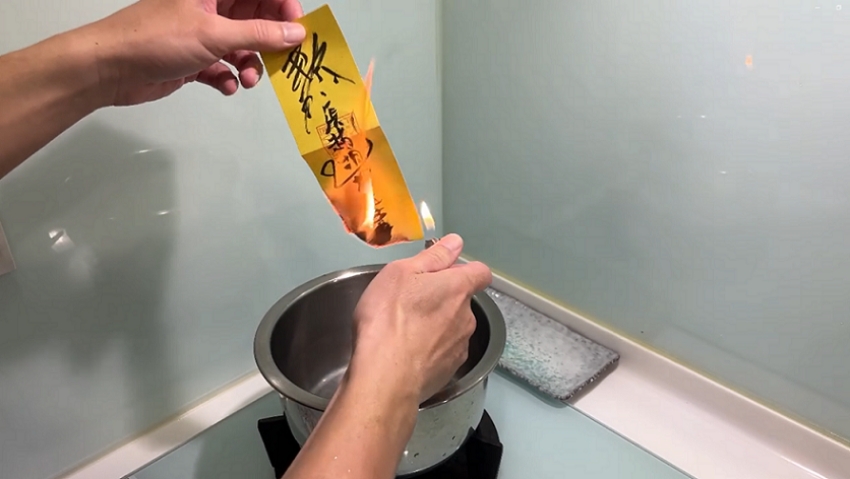 農曆七月求心安真的不用跑斷腿！我看到486有免費代送霞海城隍廟祭改，還把平安符做成超可愛貼紙跟燈箱，這不準備起來怎麼行！