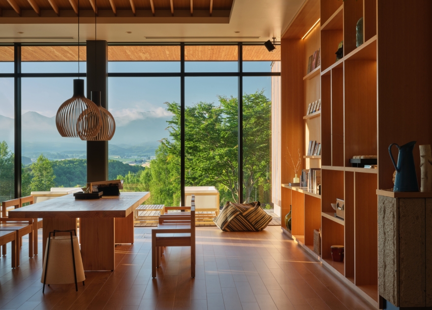 太酷了吧。北海道美瑛居然開了這麼厲害的 Villa,每晚還會全區熄燈讓你專心看滿天星星,手沖咖啡配山景簡直絕配,快點進來搶先看詳細開幕優惠。