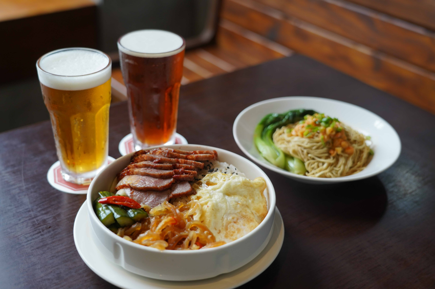 機關車庫港式燒臘飯與撈麵搭配飲品。圖／雲品國際提供