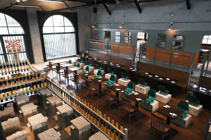 機關車庫Tea House 1917保留老建築結構，設有多組用餐座位。圖／雲品國際提供