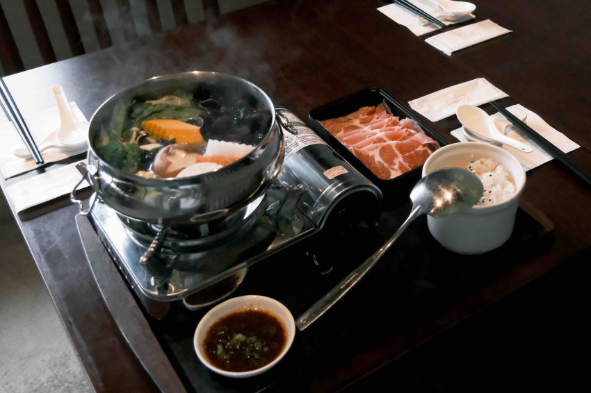 機關車庫港式個人鍋搭配肉品與白飯。圖／雲品國際提供