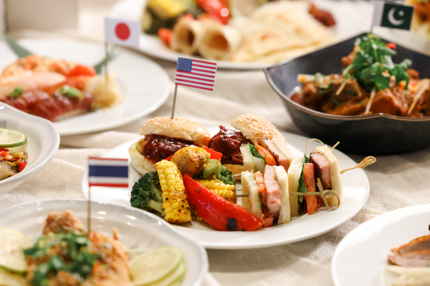 凱渡廣場酒店百匯餐檯上的多國料理與各國旗幟。圖/凱渡廣場酒店提供