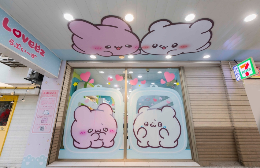 7-ELEVEN主題門市入口以Loveez角色與粉紅色系布置。圖／統一超商提供