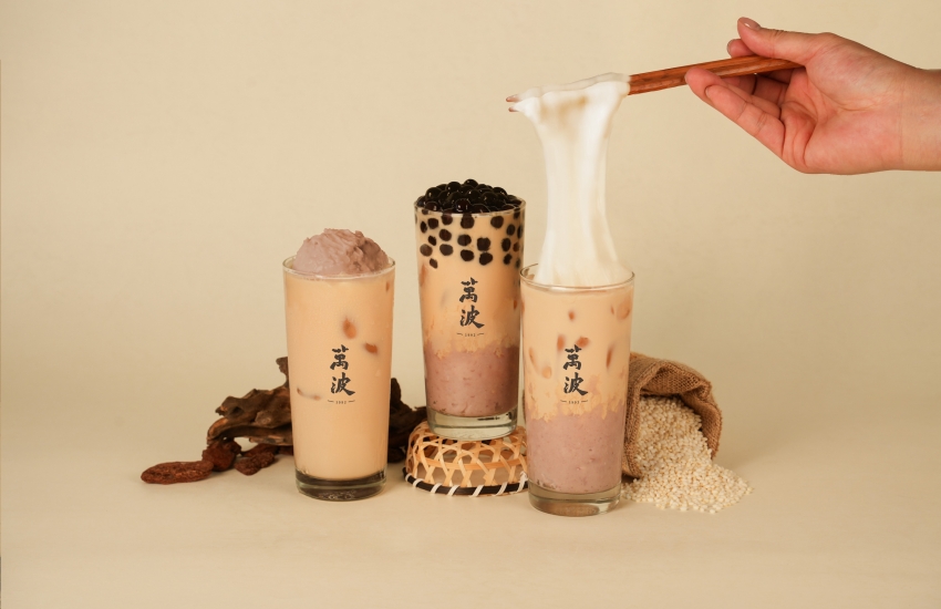 萬波3款芋泥奶茶同框,分別搭配米麻糬、波霸或單純芋泥。圖/萬波島嶼紅茶提供