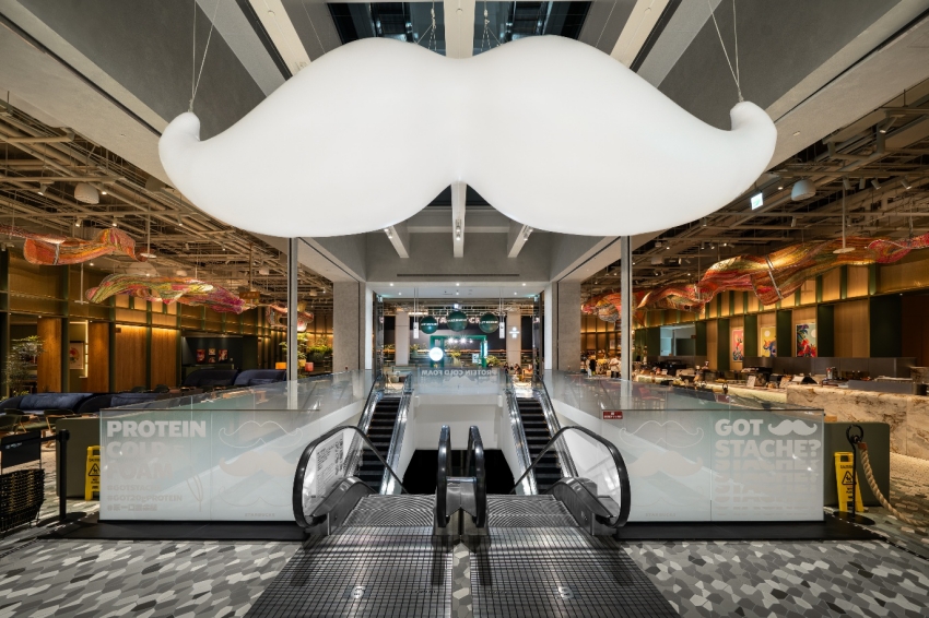 星巴克DREAM PLAZA門市上方設置大型雲朵鬍裝置。圖／星巴克提供