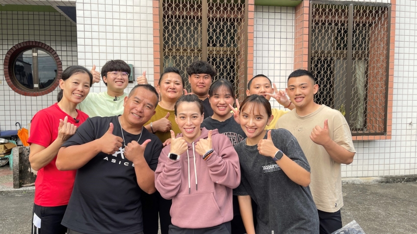 郭婞淳與受訪家庭成員合影。圖／公共電視提供