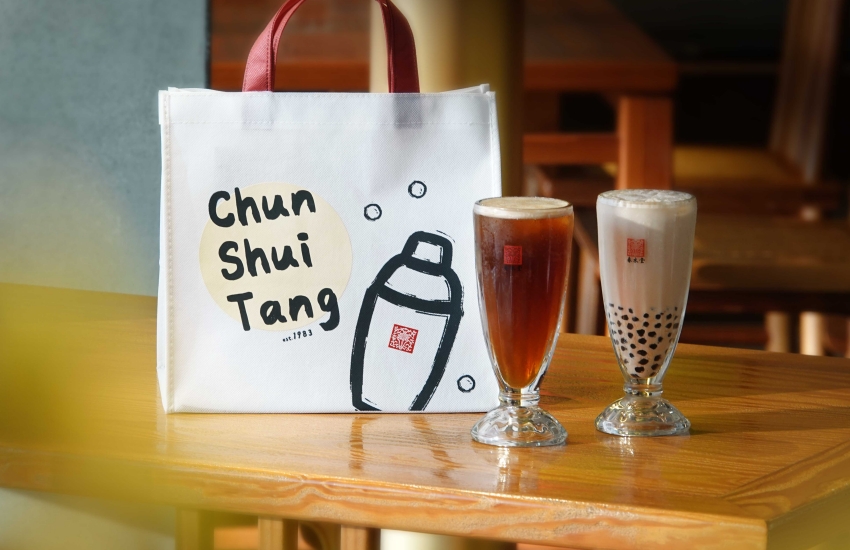 春水堂經典小提袋與飲品展示，滿額活動贈送提袋及飲品兌換券。圖／春水堂提供