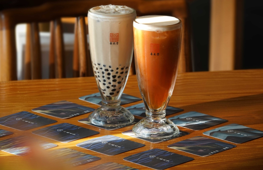 珍珠奶茶與茶飲搭配金馬聯名杯墊及餐墊紙。圖／春水堂提供