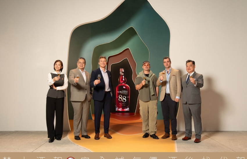 百富特展揭幕合影，現場以酒瓶造型入口及88年酒款視覺呈現主題。圖／格蘭父子提供
