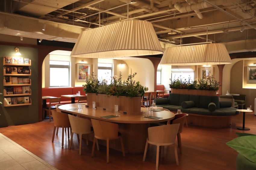 誠品會員聚所用餐空間設有木桌、座椅與吊燈。圖/誠品提供