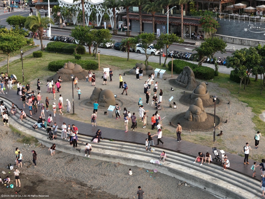 八里左岸公園沙雕展區可見多座沙雕作品與參觀民眾。圖/新北市政府高灘地工程管理處提供
