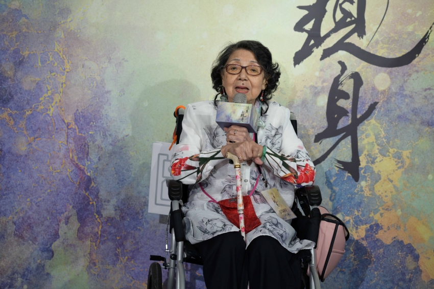 藝術家梁秀中於史博館「隱身到現身」特展開幕式致詞。圖／國立歷史博物館提供