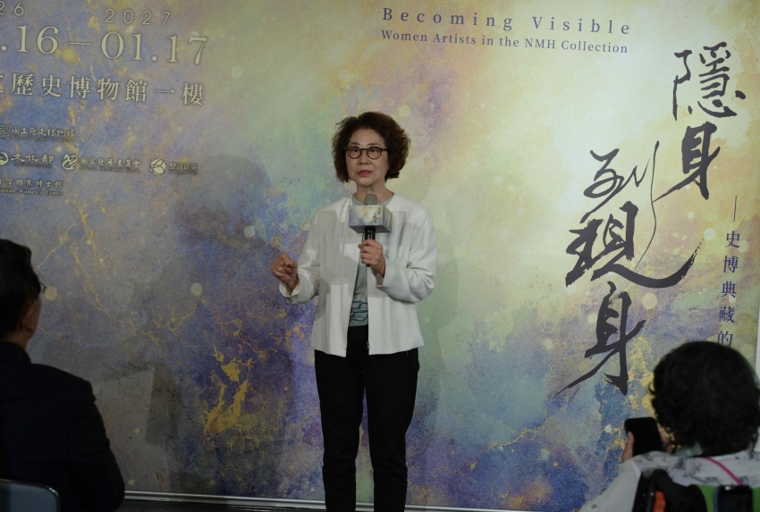 藝術家薛保瑕於史博館「隱身到現身」特展開幕式分享創作理念。圖／國立歷史博物館提供
