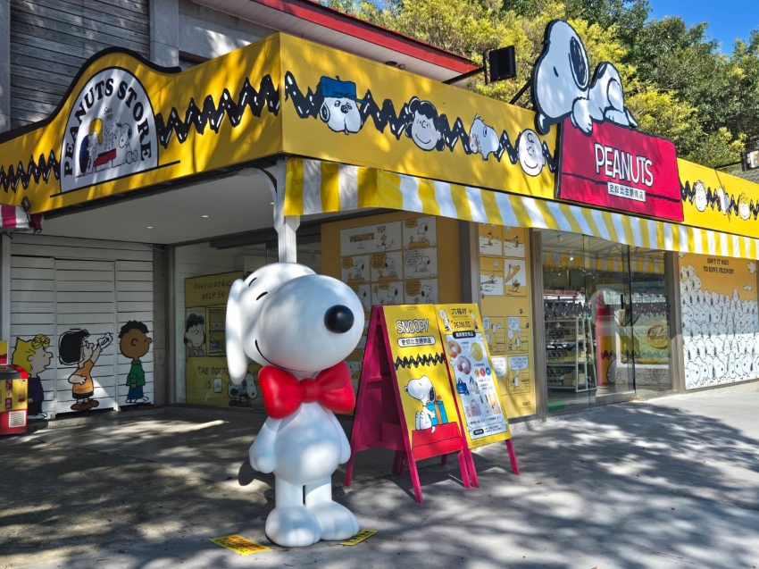 SNOOPY主題商店外設有史努比造型公仔與PEANUTS招牌。圖／六福村主題遊樂園提供