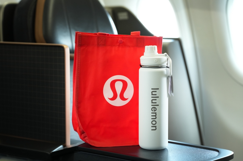lululemon運動水壺與紅色提袋作為星宇航空峇里島首航禮品。