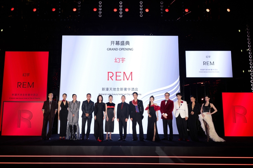 REM幻宇10月20日開幕盛典嘉賓合影，記錄酒店揭幕活動。圖／新濠天地提供