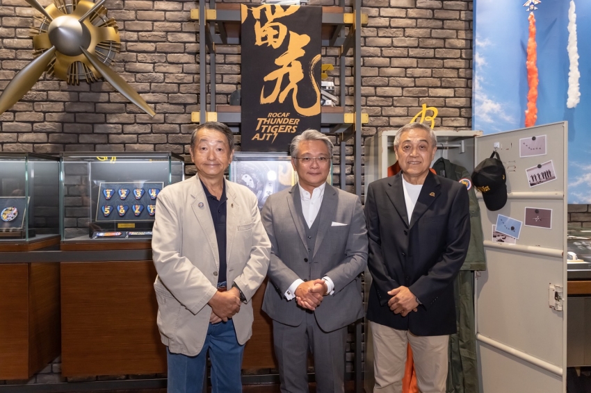 BREITLING百年靈與雷虎特技小組聯名腕錶相關合影。圖／BREITLING提供