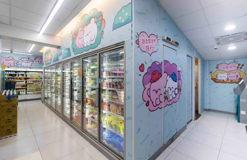 Loveez角色裝飾門市冷藏櫃上方與側面，延伸聯名店內場景。圖／統一超商提供