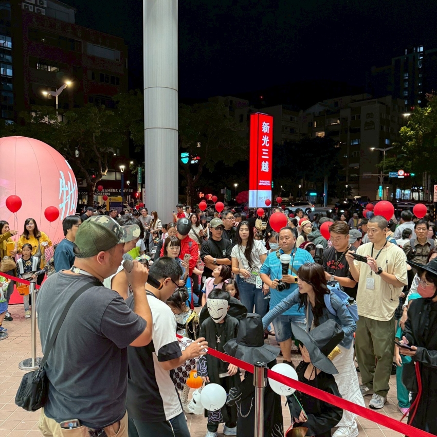 新光三越天母店萌鬼嘉年華吸引民眾圍觀活動。圖／新光三越提供