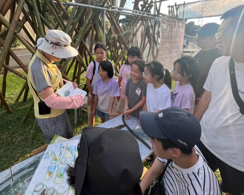新北濕地藝術季週末定時導覽由志工帶領民眾認識人工濕地。圖／新北市政府高灘地工程管理處提供
