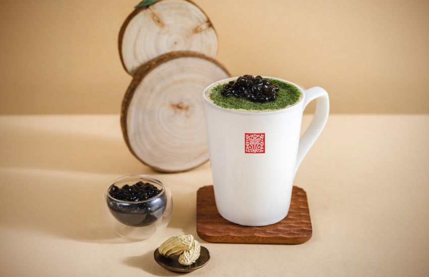 海苔焙茶珍珠花生拿鐵，杯面可見海苔粉與珍珠。圖／春水堂提供