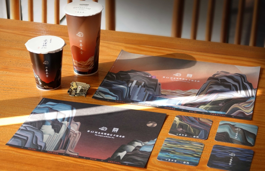 春水堂金馬聯名紙杯、餐墊紙與杯墊，搭配紀念磁鐵展示。圖／春水堂提供