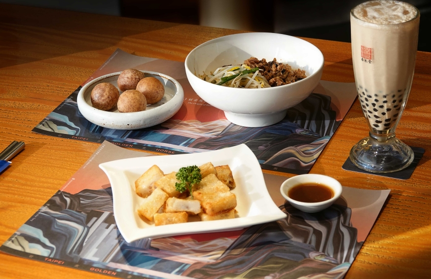 春水堂餐點與珍珠奶茶搭配金馬聯名餐墊紙呈現。圖／春水堂提供