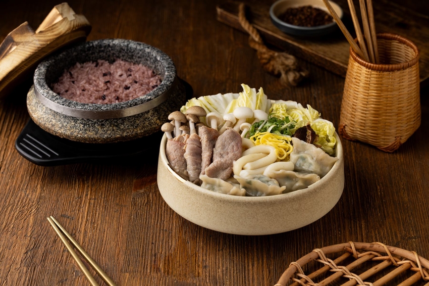 涓豆腐金絲餃子年糕湯，湯中搭配餃子、肉片與蔬菜。圖／豆府餐飲集團提供