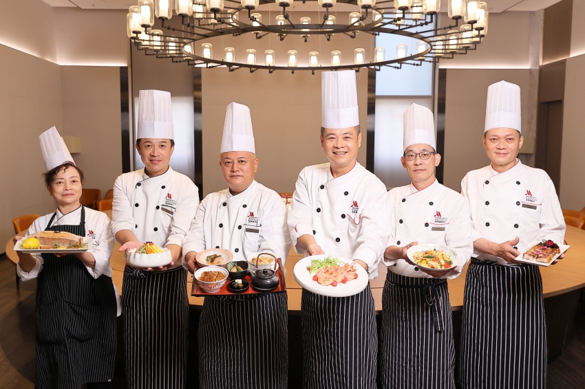 高雄萬豪酒店主廚團隊展示跨菜系創作的在地料理。圖/高雄萬豪酒店提供