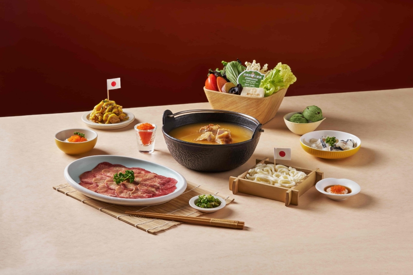 雞湯大叔日宴以雞白湯為鍋底，搭配肉品、烏龍麵與多款配料。圖／雞湯大叔提供