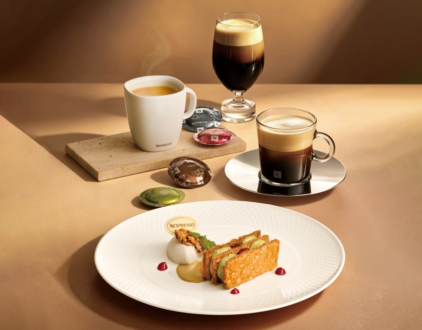 Nespresso咖啡開心果覆盆莓千層派搭配咖啡飲品,將酥脆派皮、果醬與咖啡香帶進餐後。