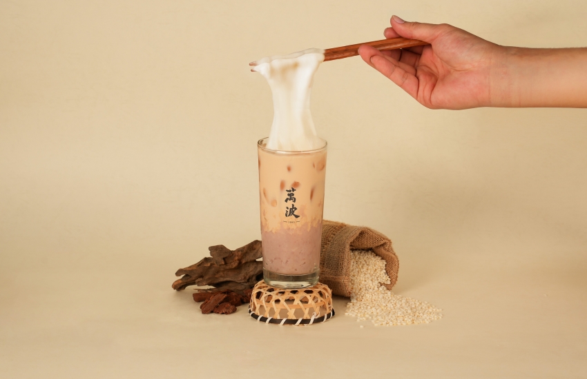 萬波米麻糬芋泥奶茶,以芋泥、奶茶與米麻糬呈現不同口感。圖/萬波島嶼紅茶提供